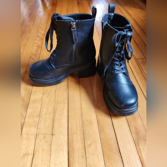 Ardene black chunky lug boots in size 6 - Picture 5 of 7